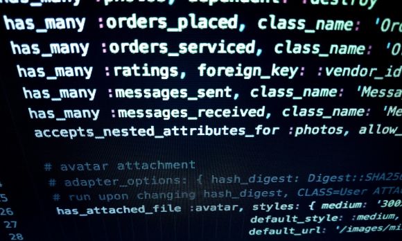 ローコードとノーコードの違いは？注目される背景やメリットを解説