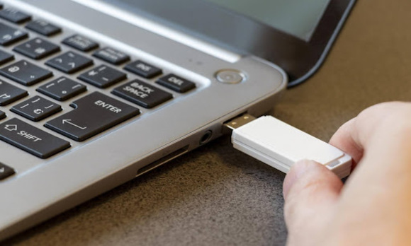 USBメモリなどの外部記憶メディアを介したマルウェア感染について解説